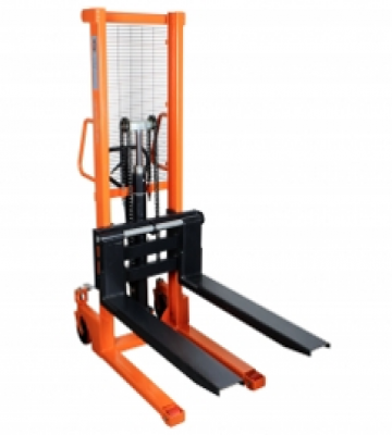 Apilador Manual Noblelift SFH-1516 de 1.500 kilos elevando carga en bodega. Equipo robusto para manejo de pallets.