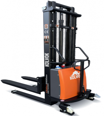 Apilador Semi Eléctrico Kolvok SSE1535BA de 1.500 Kilos elevando carga en bodega.