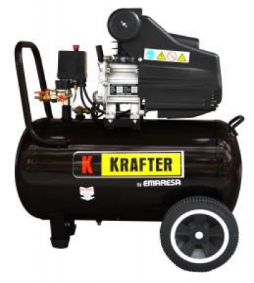 Compresor de Aire Krafter 50 Lts 2.5 HP 220 V color negro, vista frontal con manómetro y ruedas.