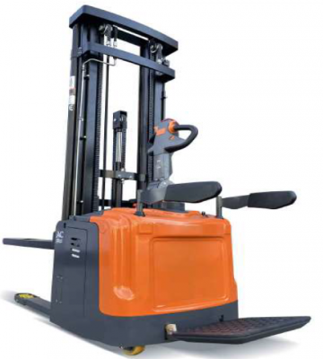 Apilador Eléctrico Kolvok S2055B6P 2.000 Kilos Hombre a Bordo en operación, elevando palets en un almacén.