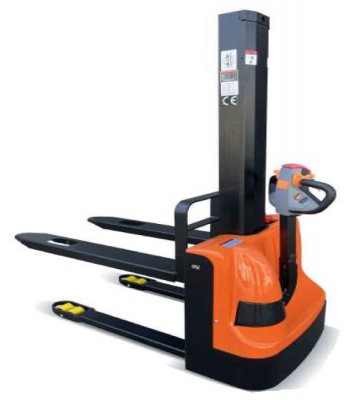Apilador Kolvok Mono Mastil S1016B6 de 1.000 Kilos levantando carga en bodega, vista lateral con horquillas extendidas.