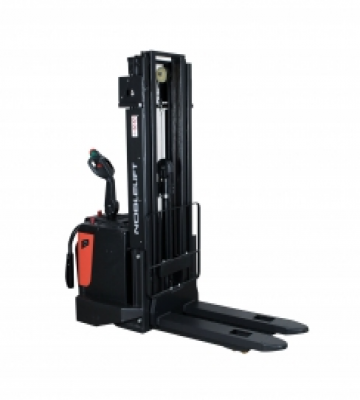 Apilador Noblelift PS-15 Hombre a Bordo 1.500 Kilos, elevando pallet en almacén, vista lateral, color amarillo/negro.