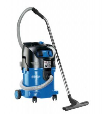 Aspiradora Nilfisk ATTIX 30-21PC Polvo-Agua 220V profesional, vista frontal, color azul y negro, con manguera y accesorios.