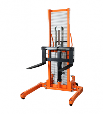Apilador manual Noblelift SFH-1016AG base ancha 1000 kilos elevando un pallet en bodega industrial.