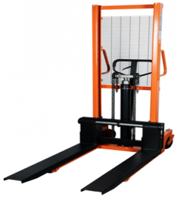 Apilador manual Noblelift EFS-0516G de 500 Kg y 1.6m de altura, elevando un pallet en un almacén.
